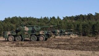 Haubice DANA wz.77 należące do 5. Lubuskiego Pułku Artylerii podczas ćwiczeń rezerwistów.