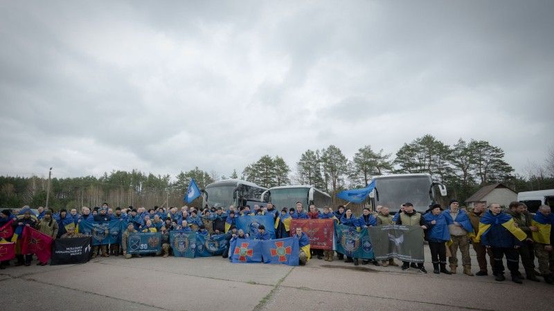 Zdjęcie przedstawiające powracających ukraińskich jeńców 11 kwietnia 2026 r.