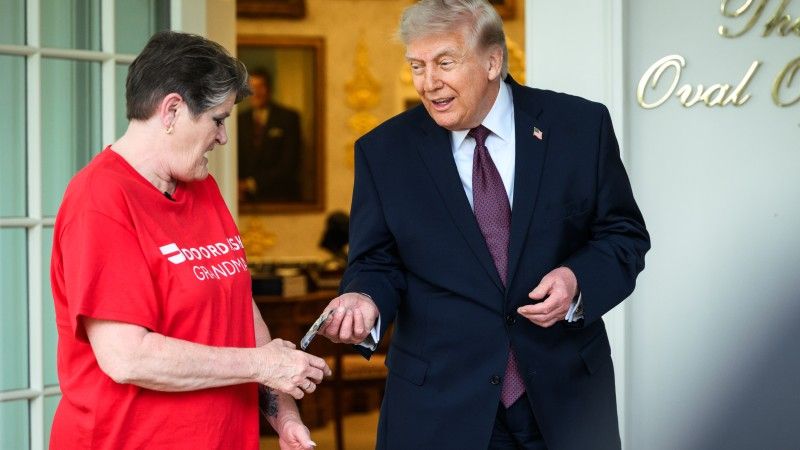 Donald Trump wręczający napiwek dostawczyni jedzenia.