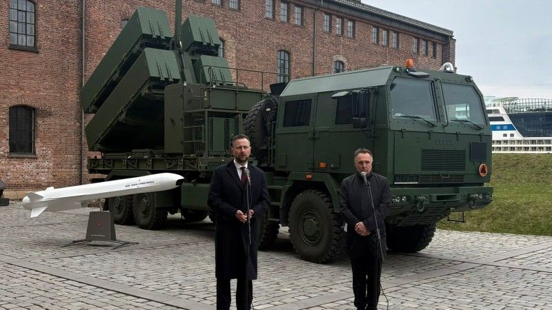 Nowy typ wyrzutni NSM na czteroosiowym Jelczu.