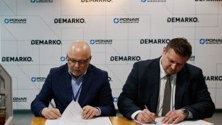 Uroczystość zawiązania współpracy strategicznej przez przedsiębiorstwa DEMARKO oraz PONAR Wadowice. Na zdjęciu Marek Warzecha, prezes zarządu PONAR Wadowice S.A. (po lewej), oraz Mateusz Komarec, prezes zarządu i dyrektor generalny DEMARKO S.A.