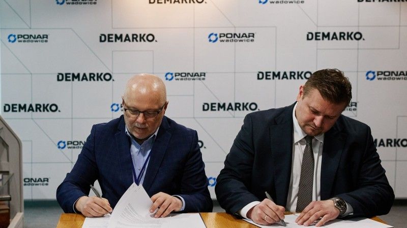 Uroczystość zawiązania współpracy strategicznej przez przedsiębiorstwa DEMARKO oraz PONAR Wadowice. Na zdjęciu Marek Warzecha, prezes zarządu PONAR Wadowice S.A. (po lewej), oraz Mateusz Komarec, prezes zarządu i dyrektor generalny DEMARKO S.A.