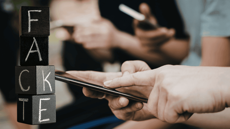 Walka z dezinformacją to nie tylko obalanie fałszywych doniesień i narracji. Elementem nabierającym znaczenia jest atrybucja polityczna. Czy może pomóc na dłuższą metę?