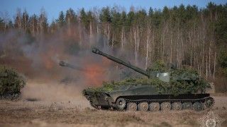 Białoruskie haubice samobieżne 2S1 Goździk oraz 2S3 Akacja.