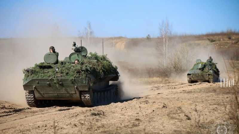 Białoruski wóz dowodzenia artylerią na bazie MT-LBu oraz haubica samobieżna 2S1 Goździk.