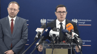 Minister energii Miłosz Motyka i wiceminister Wojciech Wrochna na konferencji prasowej 17 kwietnia 2026 r.