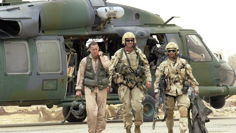 Ratownicy z 301. Eskadry Ratowniczej wracają po udanej akcji ratunkowej 8 kwietnia 2003 r. z pilotem, który został zestrzelony w południowym Iraku podczas operacji Iraqi Freedom