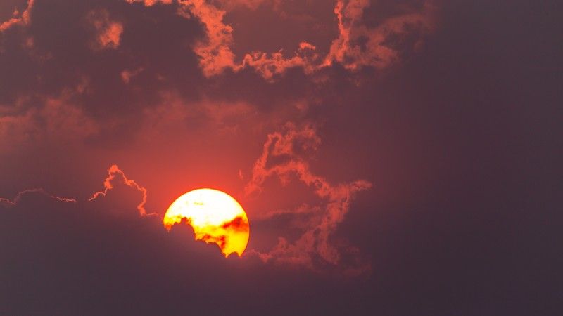 zachód słońca za chmurami