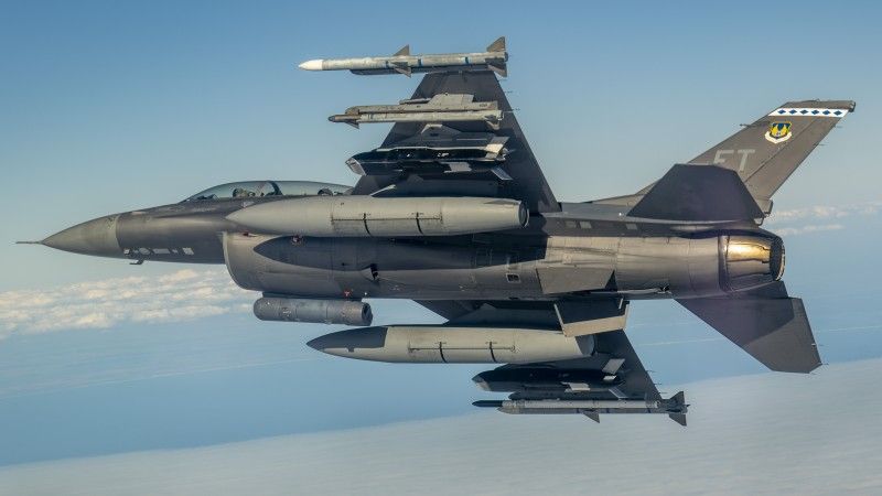 Pocisk manewrujący AGM-188A Rusty Dagger podwieszony na belce uzbrojenia pod skrzydłem F-16D Fighting Falcon. Samolot przenosi także pociski AIM-9 Sidewinder i AIM-120 AMRAAM oraz zasobnik celowniczy AN/AAQ-28 Litening.