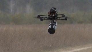 Dron FPV sterowany światłowodowy.