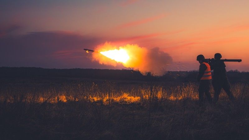 Żołnierz 12. Brygady Zmechanizowanej podczas strzelania z wyrzutni pocisków przeciwlotniczych Piorun na poligonie w Ustce.