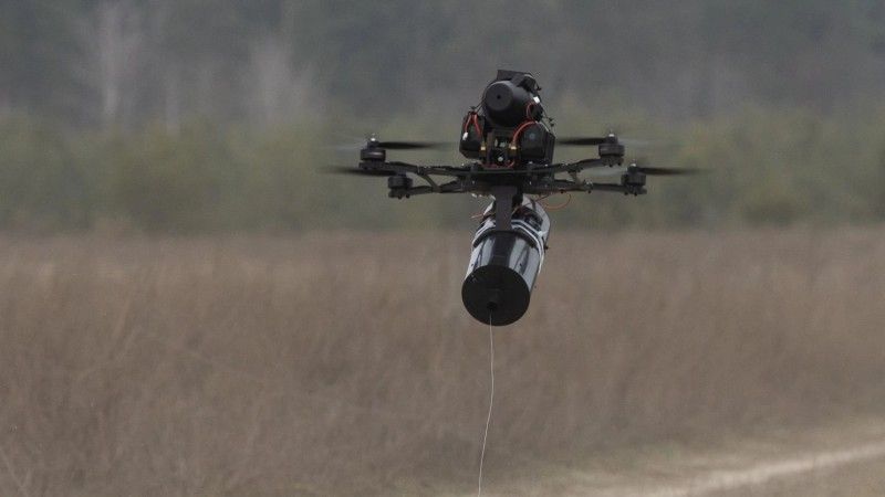 Dron FPV sterowany światłowodowy.