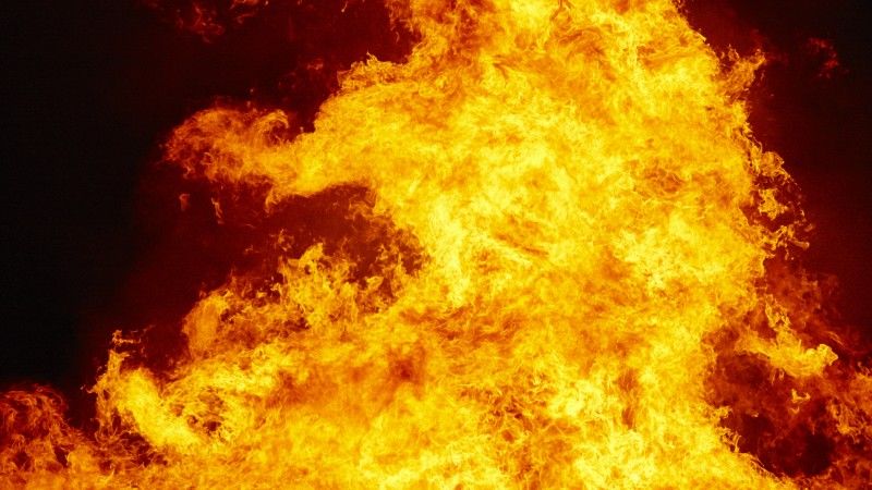 Intensywny ogień na czarnym tle.