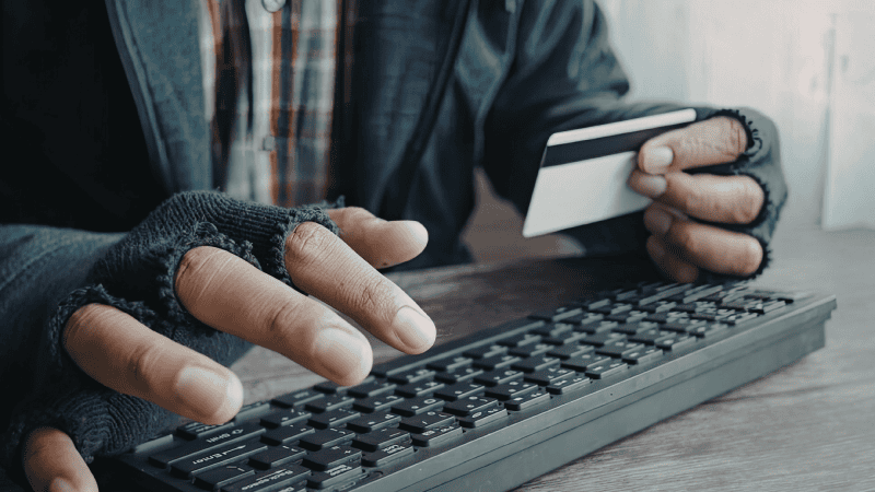 Prokuratura Krajowa skierowała do sądu akt oskarżenia przeciwko 15 osobom powiązanym z dwiema zorganizowanymi grupami przestępczymi, odpowiedzialnymi m.in. za oszustwa finansowe i pranie pieniędzy.