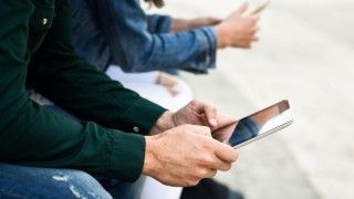 Komisja Europejska zaprezentowała kod unijnej aplikacji do weryfikacji wieku. Według przewodniczącej KE, jest ona "gotowa"; twierdzenie szybko zweryfikowali eksperci.