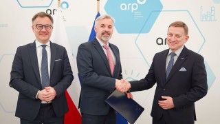 od lewej: Łukasz Kotapski - wiceprezes ARP, Sergiusz Sawin - CEO PIAP Space, Krzysztof Telega - wiceprezes ARP