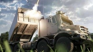 Wizualizacja wieloprowadnicowej wyrzutni rakiet FLP-T proponowanej Siłom Zbrojnym Francji przez konsorcjum ArianeGroup-Thales. Moduł uzbrojenia osadzono na podwoziu Mercedes-Benz Zetros z napędem 8x8.