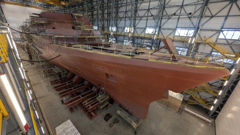 Prototypowa fregata Wicher rośnie w oczach. To jej obecny wygląd jeszcze w hali montażowej.
