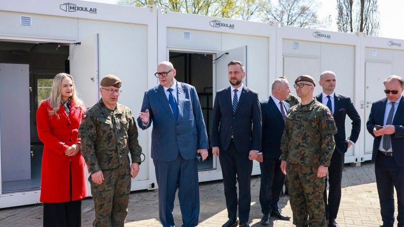Minister Obrony Narodowej obecny na konferencji prasowej w Nowym Trzepowie.