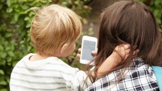 Temat zagrożeń w świecie cyfrowym powinien być wyeksponowany w szkołach - przekazał w piśmie do Barbary Nowackiej Prezes UODO. Dzieci nie są bowiem ich świadome.