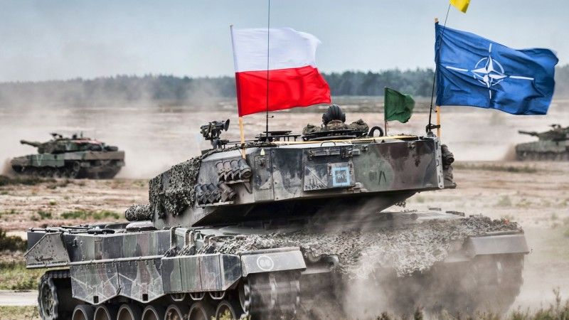 Polski czołg z flagami Polski i NATO