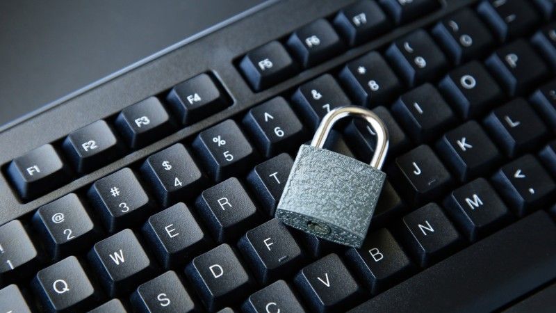 Brytyjskie Narodowe Centrum Cyberbezpieczeństwa oficjalnie zaczęło zalecać stosowanie kluczy dostępu. Weryfikację dwuetapową określono jako "rozwiązanie awaryjne".