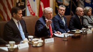 Prezydent Stanów Zjednoczonych Donald Trump i członkowie jego gabinetu w Białym Domu, 26 marca 2026 roku.