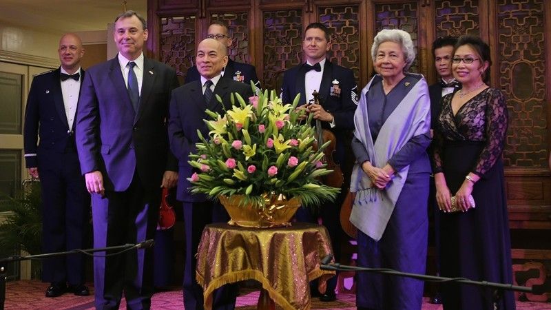 Król Kambodży Norodom Sihamoni i królowa Norodom Monineath Sihanouk słuchają koncertu smyczkowego w wykonaniu zespołu muzycznego Sił Powietrznych Stanów Zjednoczonych.