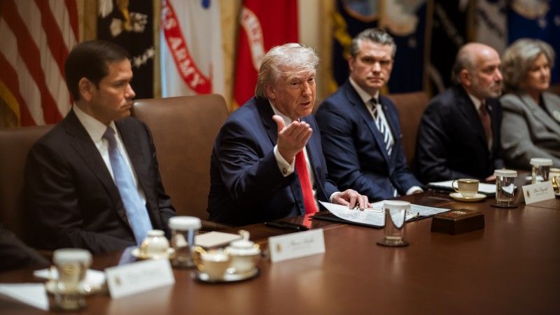 Prezydent Stanów Zjednoczonych Donald Trump i członkowie jego gabinetu w Białym Domu, 26 marca 2026 roku.