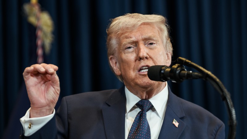 Prezydent Stanów Zjednoczonych Donald Trump odpowiada na pytania dziennikarzy podczas konferencji prasowej w Białym Domu, 9 marca 2026 roku.