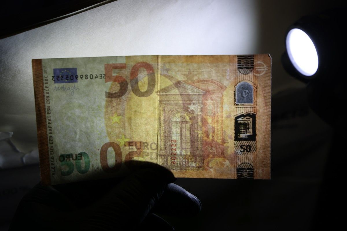 ABW rozbiła grupę fałszerzy. Podrabiane euro trafiały m.in. do Ukrainy