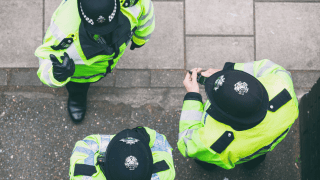 System AI wdrożony przez Metropolitan Police Service ujawnił w ciągu tygodnia liczne nadużycia wśród funkcjonariuszy, jednocześnie wywołując debatę o technologii Palantir i granicach prywatności