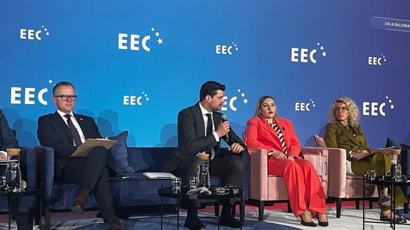Prezes TGE Piotr Listwoń przemawia w trakcie panelu Ceny energii na scenie Europejskiego Kongresu Gospodarczego w Katowicach.