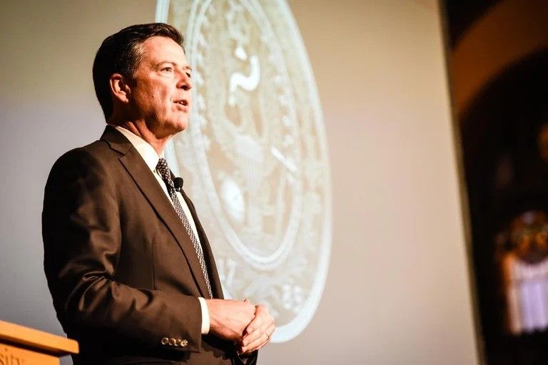 Groźba ukryta w zdjęciu z muszelkami? Były szef FBI z zarzutami