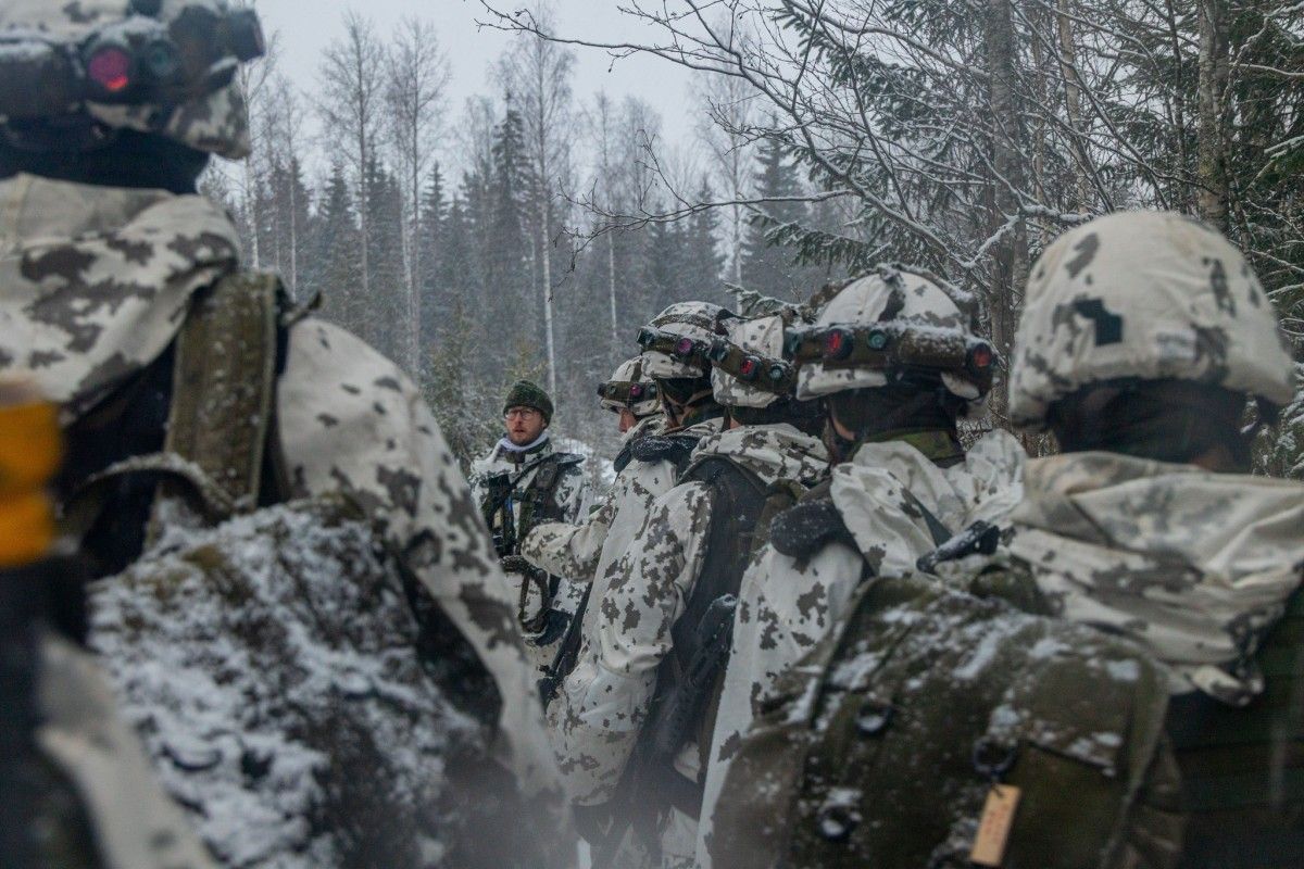 Środowy przegląd mediów;Jak może wyglądać konflikt z Rosją?; Pytania o armadę dronową