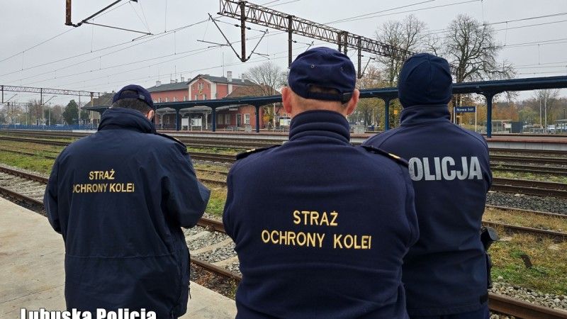 Straż Ochrony Kolei i policjant przy torach kolejowych