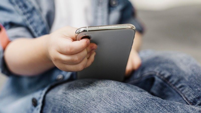 Od ponad roku rząd pracuje nad regulacją mającą ograniczyć dzieciom dostęp do treści pornograficznych w sieci. Na jakim etapie znajdują się prace?