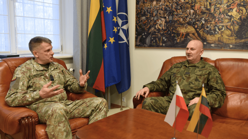 Dowódca Operacyjny Rodzajów Sił Zbrojnych, gen. broni Maciej Klisz podczas rozmowy z Szefem Sztabu Obrony Sił Zbrojnych Litwy, Rear Admiral Giedriusem Premeneckasem.