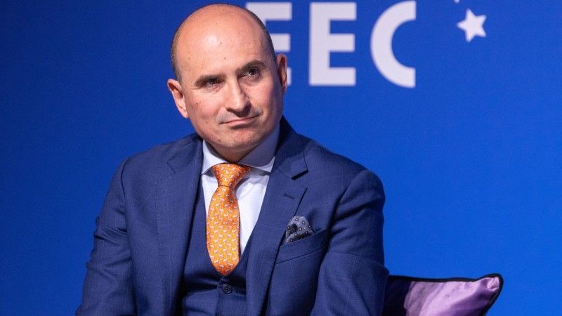 Prezes Veolii Luiz Hanania przysłuchuje się dyskusjom w trakcie Europejskiego Kongresu Gospodarczego w Katowicach.