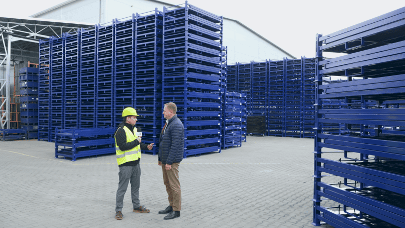 Rozmowa Defence24.pl z przedstawicielem firmy Arcom. Na drugim planie palety modułowego systemu magazynowego Arcom.