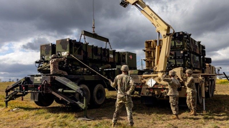Przeładunek pocisków systemu Patriot