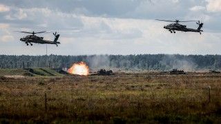 Amerykańskie śmigłowce szturmowe AH-64 Apache i czołgi podstawowe M1 Abrams podczas ćwiczeń Żelazny Obrońca-25.