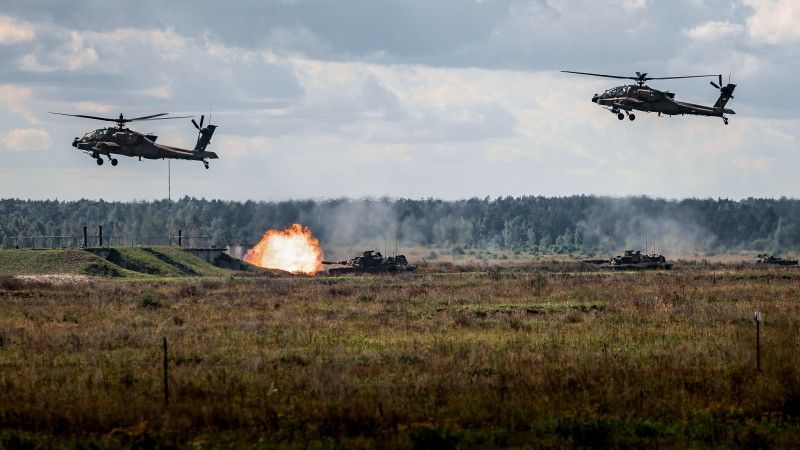 Amerykańskie śmigłowce szturmowe AH-64 Apache i czołgi podstawowe M1 Abrams podczas ćwiczeń Żelazny Obrońca-25.
