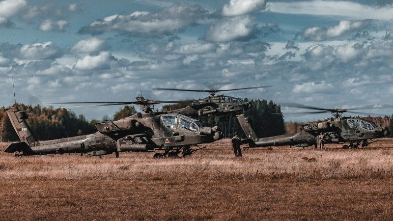 Amerykańskie śmigłowce szturmowe AH-64 Apache podczas ćwiczeń Żelazny Obrońca-25.