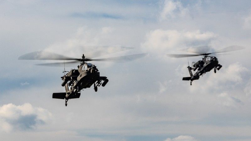 Amerykańskie śmigłowce szturmowe AH-64 Apache podczas ćwiczeń Żelazny Obrońca-25.