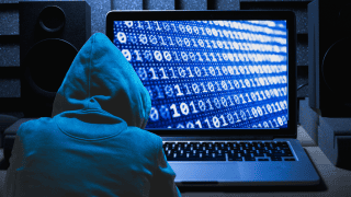 Trzech ekspertów cyberbezpieczeństwa przeprowadzało ataki ransomware i próbowało pozyskać okupy od swoich ofiar. Jeden z nich, negocjator, współpracował również z grupami hakerskimi.