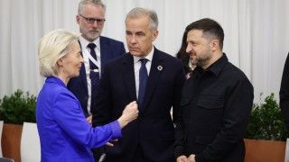 Ursula von der Leyen, premier Kanady Mark Carney i prezydent Ukrainy Wołodymyr Zełenski rozmawiają na szczycie Europejskiej Wspólnoty Politycznej w Erywaniu.