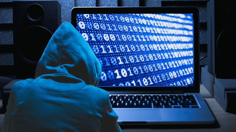 Trzech ekspertów cyberbezpieczeństwa przeprowadzało ataki ransomware i próbowało pozyskać okupy od swoich ofiar. Jeden z nich, negocjator, współpracował również z grupami hakerskimi.
