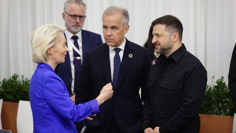 Ursula von der Leyen, premier Kanady Mark Carney i prezydent Ukrainy Wołodymyr Zełenski rozmawiają na szczycie Europejskiej Wspólnoty Politycznej w Erywaniu.