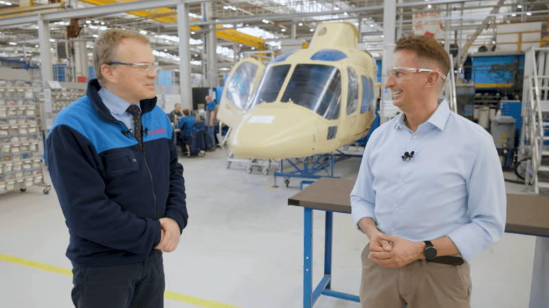 Michał Stela i prezes PZL Świdnik na hali produkcyjnej AW149